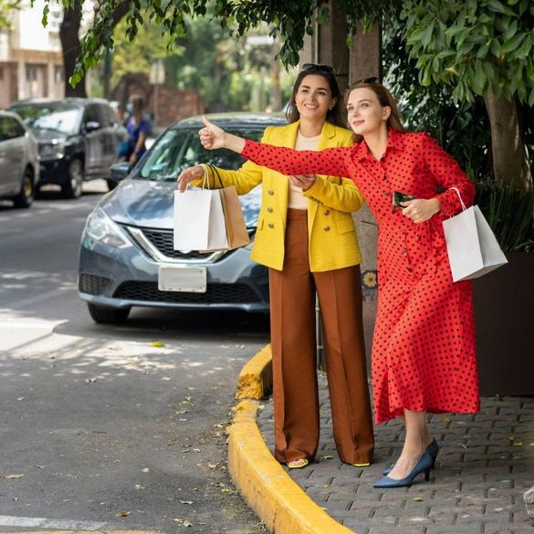 mujeres pidiendo un taxi en la calle